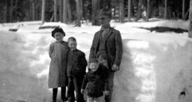 Thomas Neiland Sr. and the Jardine children standing in front of a snow bank