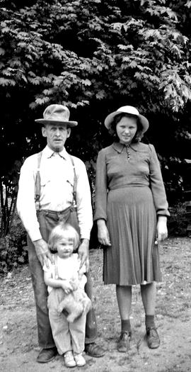 Unidentified man, Joyce Edwards, and a young Louise Betts