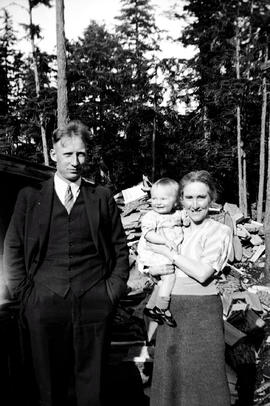 Wallace Betts with Lizzie Neiland holding Louise Betts